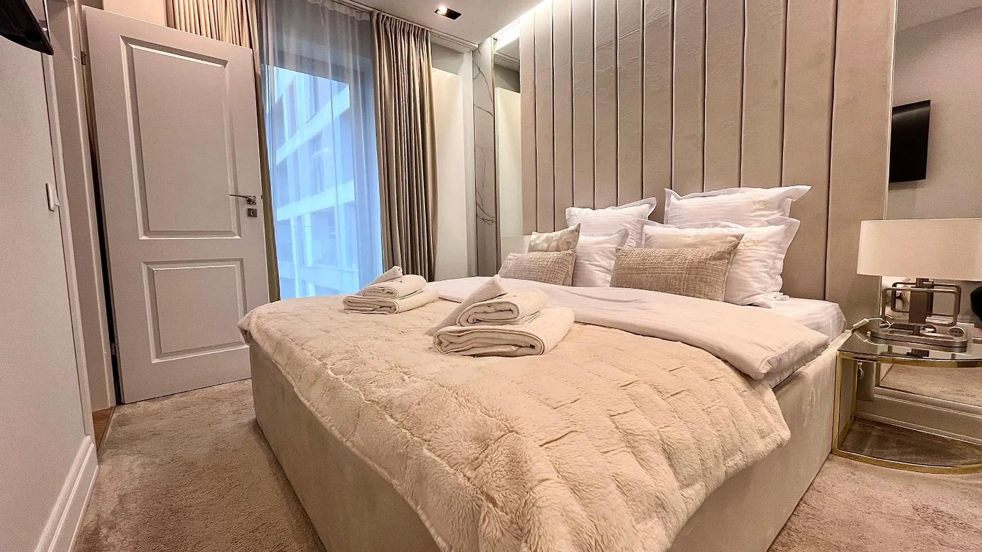 Flh - Golden Elegance With Balcony & Garage Apartment Bucharest