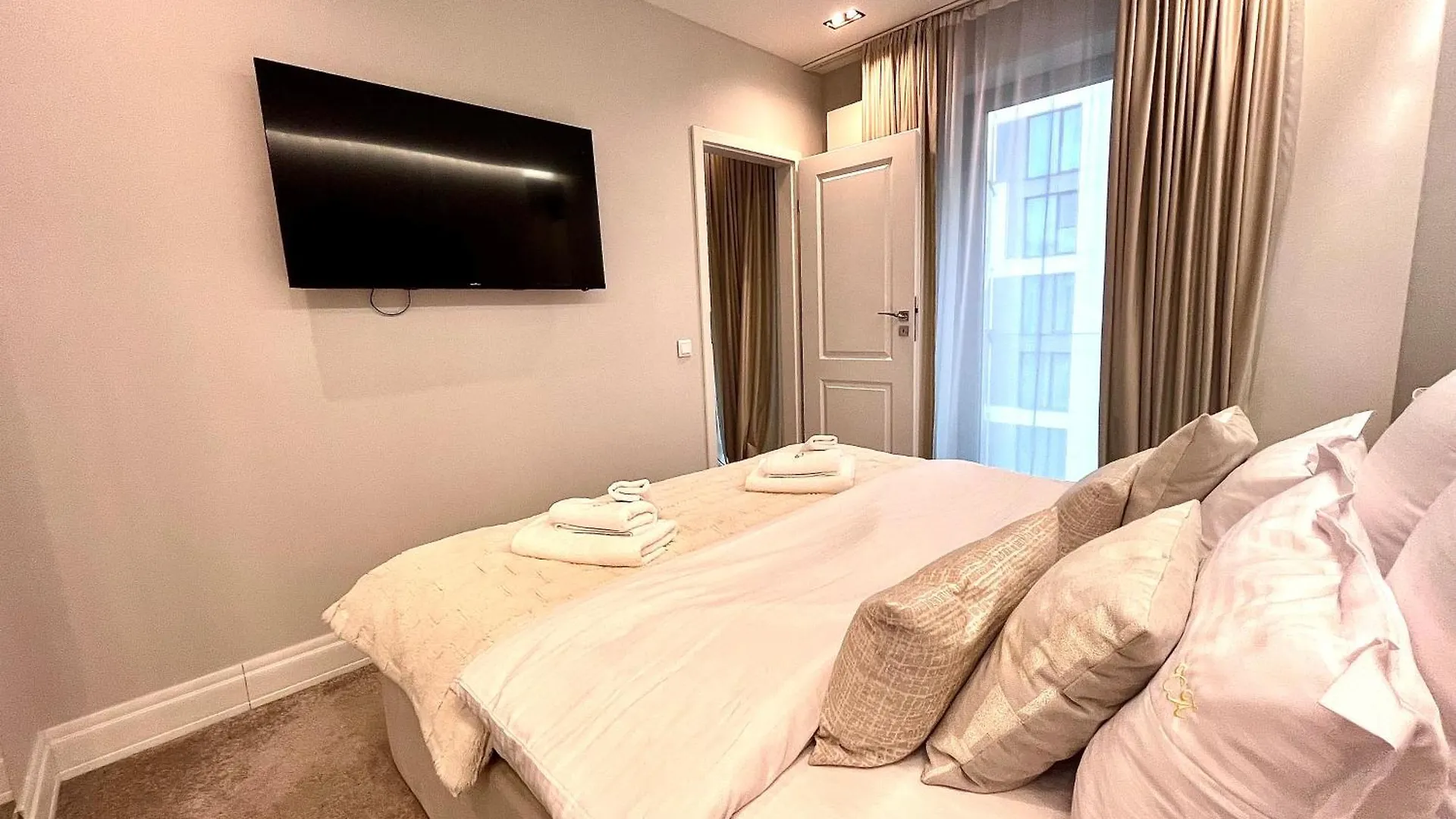 Flh - Golden Elegance With Balcony & Garage Apartment Bucharest