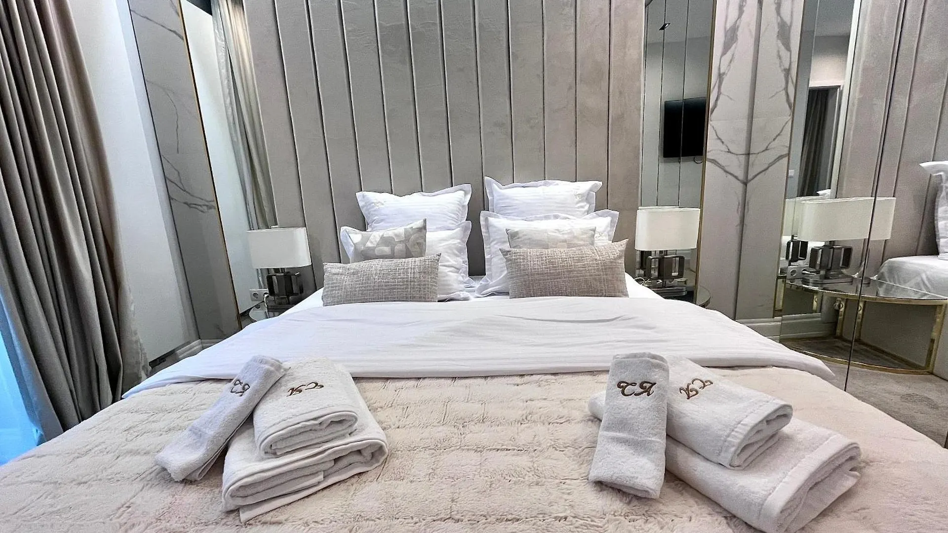 Apartament Flh - Golden Elegance With Balcony & Garage Bukareszt